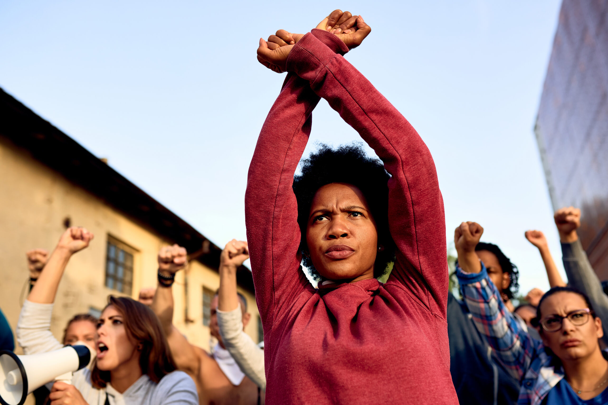 Femme africaine, poings serrés au-dessus de la tête, lors d'une manifestation pour les droits humains
