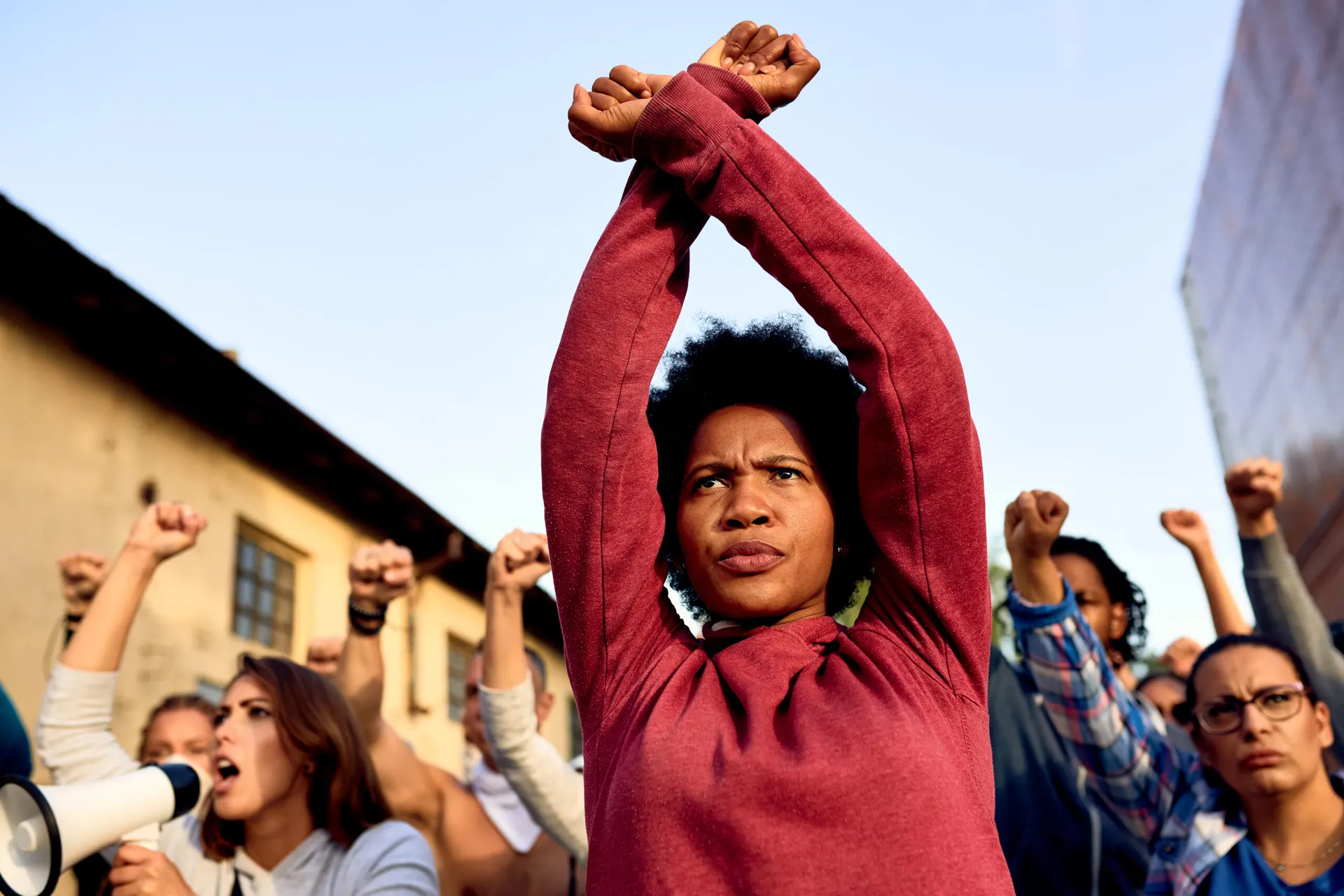 Femme africaine, poings serrés au-dessus de la tête, lors d'une manifestation pour les droits humains